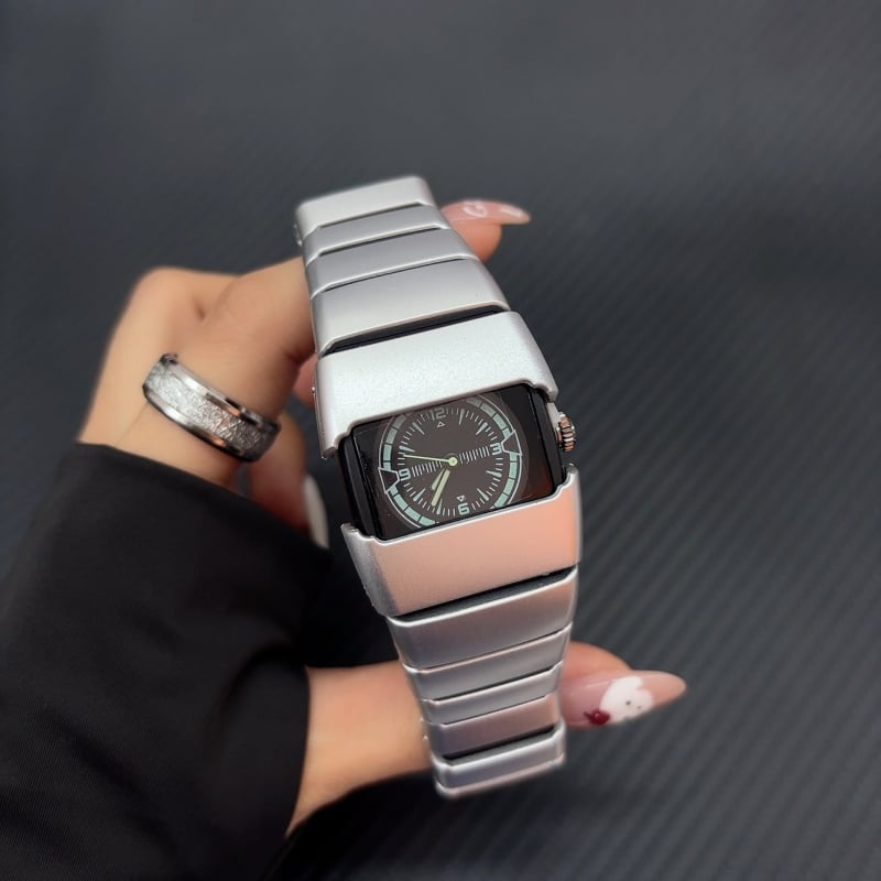 Kvarca pulkstenis ar kvadrātveida dialu, plastmasas korpuss un siksna, skrūvējama krona, kvarca mehānisms