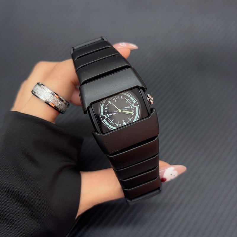 Kvarca pulkstenis ar kvadrātveida dialu, plastmasas korpuss un siksna, skrūvējama krona, kvarca mehānisms