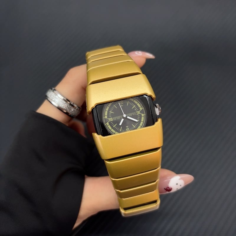 Kvarca pulkstenis ar kvadrātveida dialu, plastmasas korpuss un siksna, skrūvējama krona, kvarca mehānisms