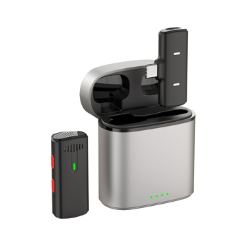 Mikrofón lavalier cu husă de încărcare pentru streaming live – Bluetooth 5.0, baterie încorporată, răspuns în frecvență 20 Hz–20 kHz, SNR ≥60 dB, durată de viață a bateriei 6–8 ore.