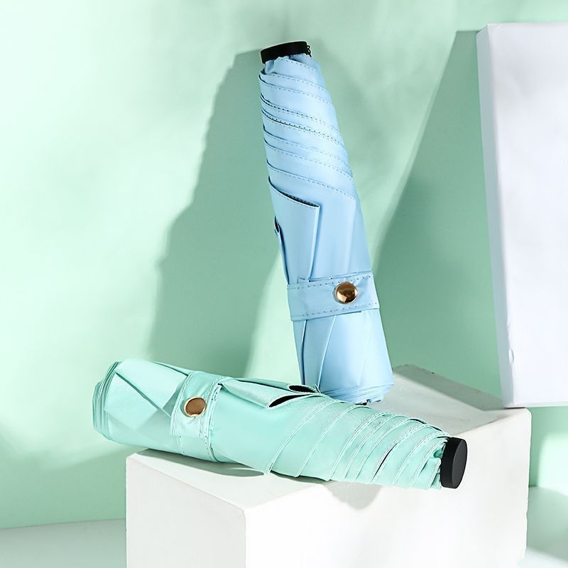 Labai lengvas trijų dalių sulankstomas skėtis su 190T audiniu, 6 pluošto briaunos, aliumininis stulpas, plastikinė rankena, rankinis atidarymas uždarymas, logotipo pritaikymas