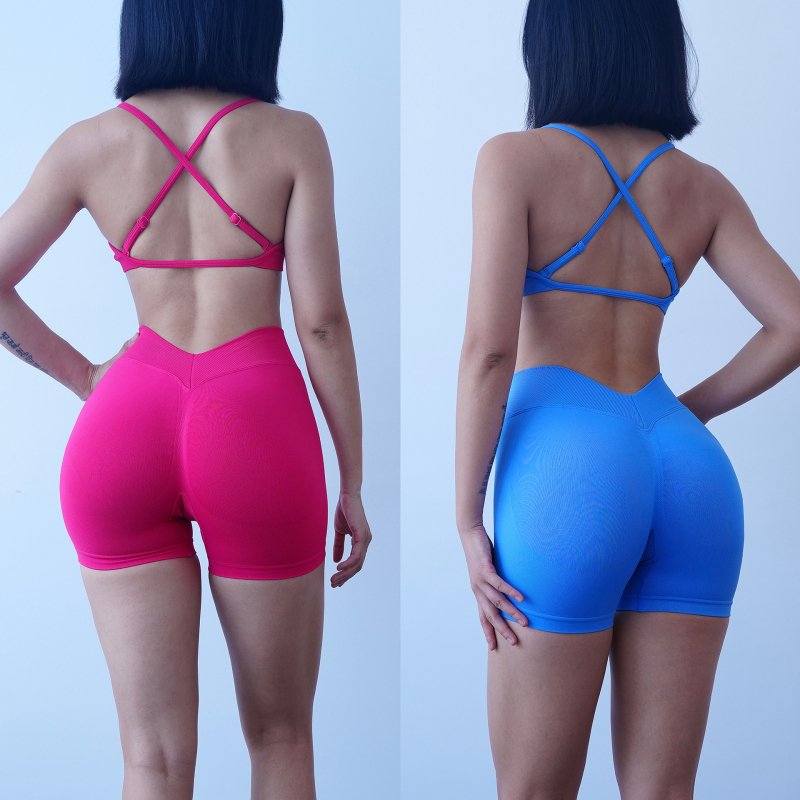 Йога комплект с V-талия — безшевен, висок еластичен спортен сутиен и къси панталони (нейлон-спандекс 90/10; подплънки за сутиена включени; горнище без ръкави)