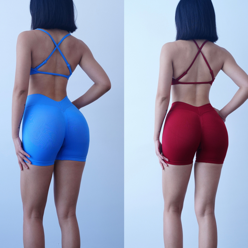 Йога комплект с V-талия — безшевен, висок еластичен спортен сутиен и къси панталони (нейлон-спандекс 90/10; подплънки за сутиена включени; горнище без ръкави)
