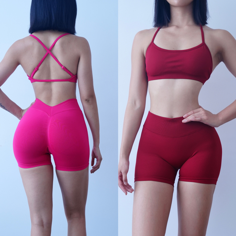 Йога комплект с V-талия — безшевен, висок еластичен спортен сутиен и къси панталони (нейлон-спандекс 90/10; подплънки за сутиена включени; горнище без ръкави)