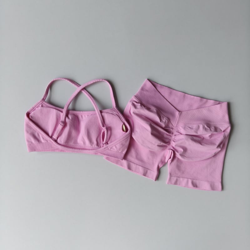 Йога комплект с V-талия — безшевен, висок еластичен спортен сутиен и къси панталони (нейлон-спандекс 90/10; подплънки за сутиена включени; горнище без ръкави)