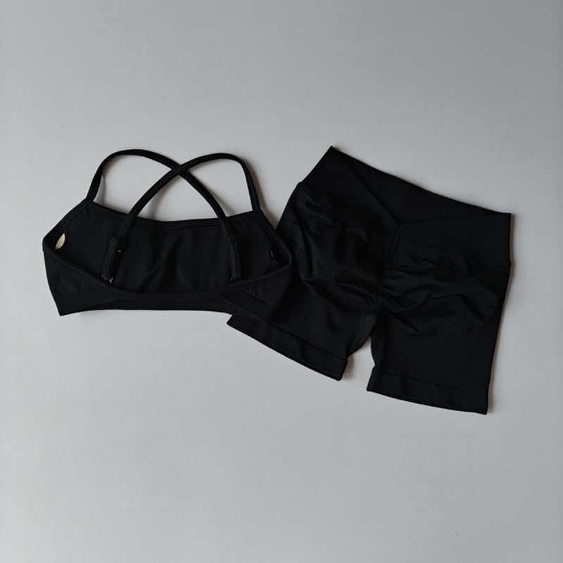 Йога комплект с V-талия — безшевен, висок еластичен спортен сутиен и къси панталони (нейлон-спандекс 90/10; подплънки за сутиена включени; горнище без ръкави)