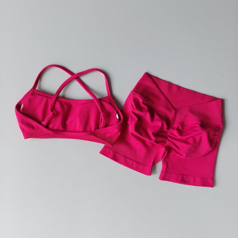 Йога комплект с V-талия — безшевен, висок еластичен спортен сутиен и къси панталони (нейлон-спандекс 90/10; подплънки за сутиена включени; горнище без ръкави)