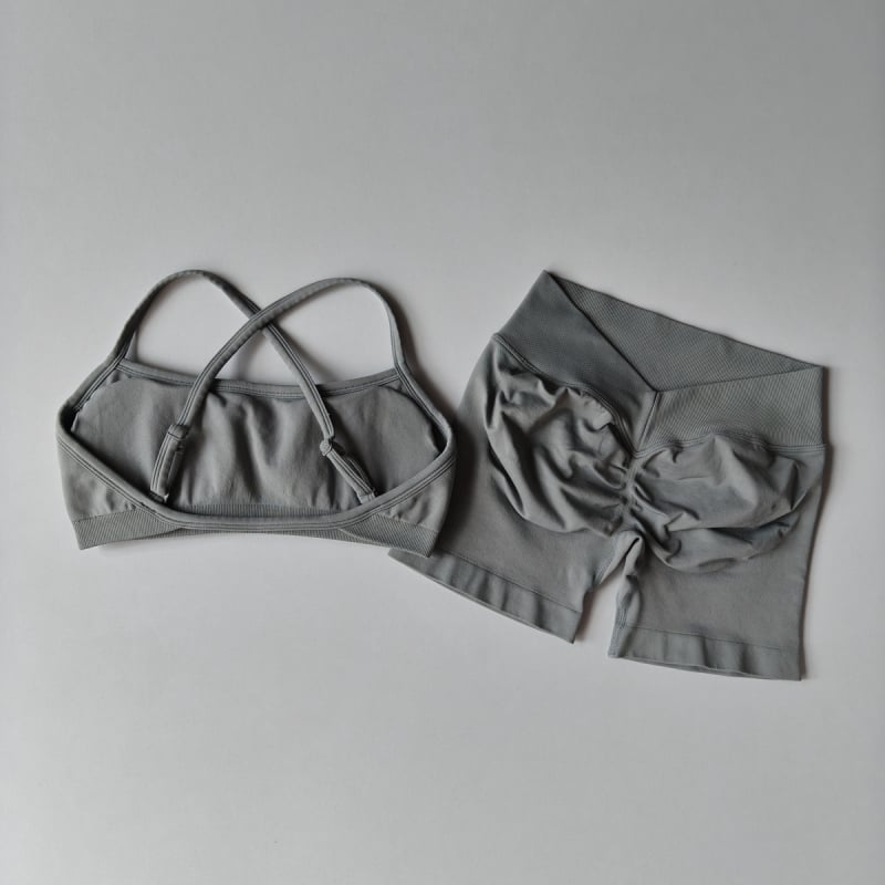 Йога комплект с V-талия — безшевен, висок еластичен спортен сутиен и къси панталони (нейлон-спандекс 90/10; подплънки за сутиена включени; горнище без ръкави)
