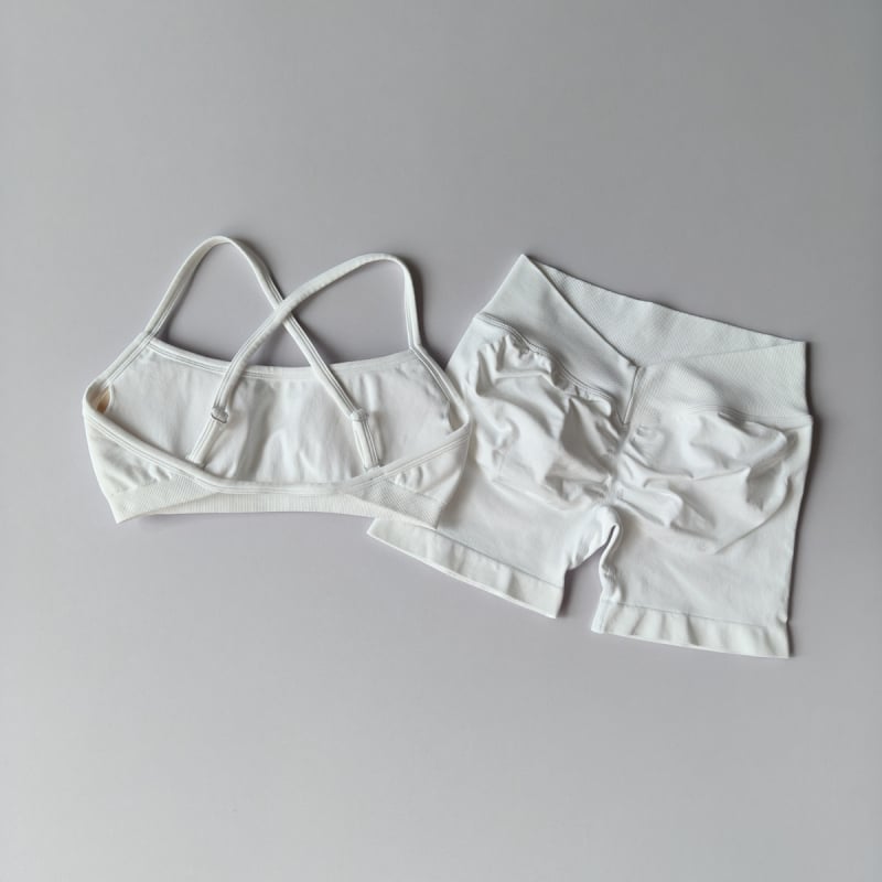 Йога комплект с V-талия — безшевен, висок еластичен спортен сутиен и къси панталони (нейлон-спандекс 90/10; подплънки за сутиена включени; горнище без ръкави)