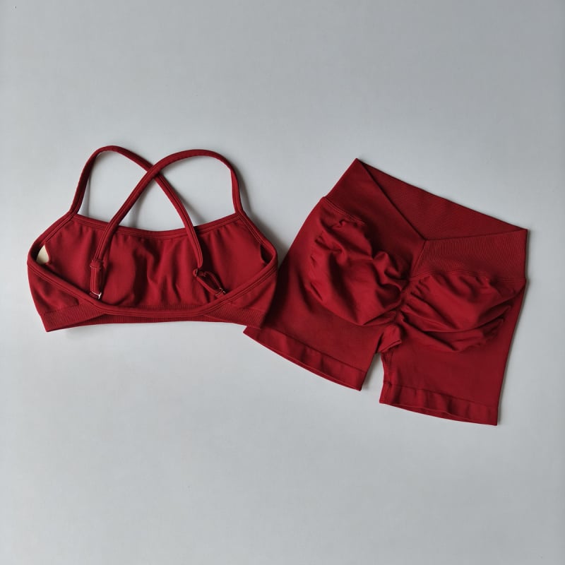 Йога комплект с V-талия — безшевен, висок еластичен спортен сутиен и къси панталони (нейлон-спандекс 90/10; подплънки за сутиена включени; горнище без ръкави)