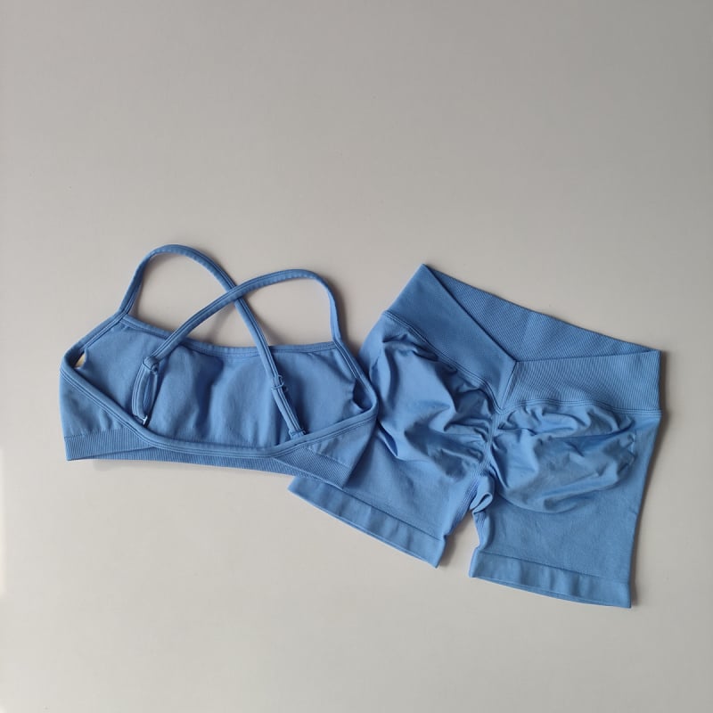 Йога комплект с V-талия — безшевен, висок еластичен спортен сутиен и къси панталони (нейлон-спандекс 90/10; подплънки за сутиена включени; горнище без ръкави)