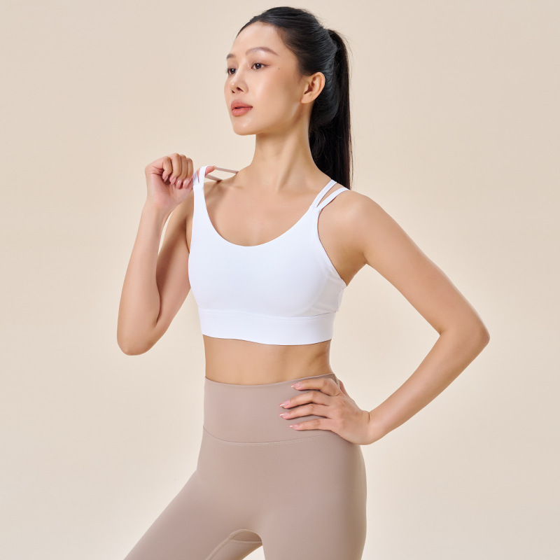 Moterų lauko sportinės liemenėlės su pilnomis kupromis ir plonai formuotomis kaušėmis, vienos dalies konstrukcija, fiksuoti dvigubi pečių diržai, nugaroje trijų eilių užtrauktukai, nailoninis audinys su spandekso įdėklu