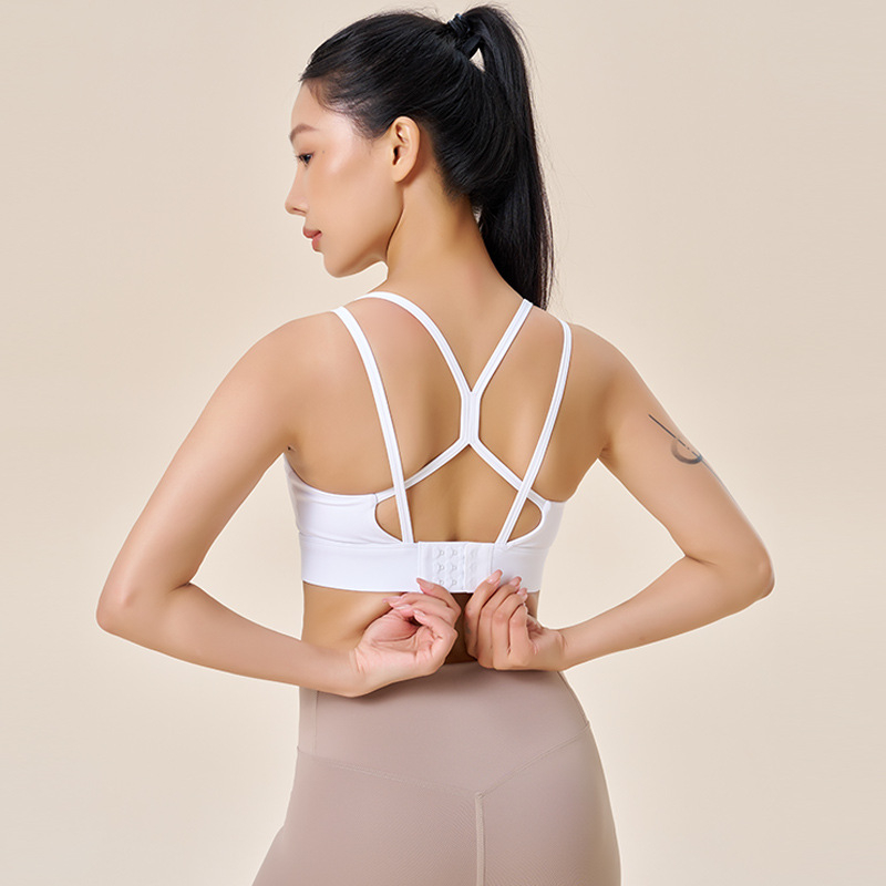 Moterų lauko sportinės liemenėlės su pilnomis kupromis ir plonai formuotomis kaušėmis, vienos dalies konstrukcija, fiksuoti dvigubi pečių diržai, nugaroje trijų eilių užtrauktukai, nailoninis audinys su spandekso įdėklu