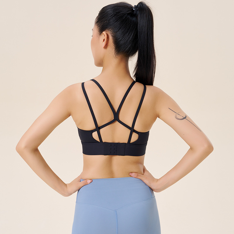 Moterų lauko sportinės liemenėlės su pilnomis kupromis ir plonai formuotomis kaušėmis, vienos dalies konstrukcija, fiksuoti dvigubi pečių diržai, nugaroje trijų eilių užtrauktukai, nailoninis audinys su spandekso įdėklu