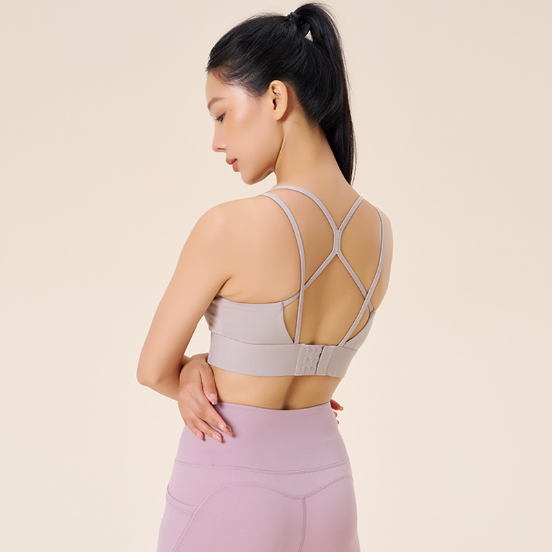 Moterų lauko sportinės liemenėlės su pilnomis kupromis ir plonai formuotomis kaušėmis, vienos dalies konstrukcija, fiksuoti dvigubi pečių diržai, nugaroje trijų eilių užtrauktukai, nailoninis audinys su spandekso įdėklu