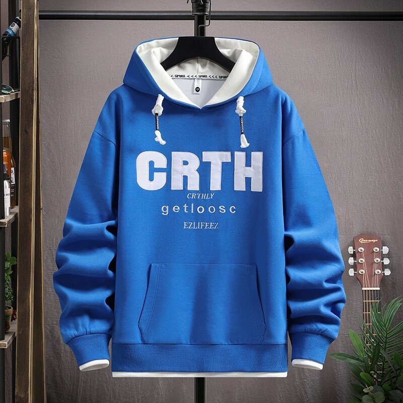 Tinédzser fiúknak kapucnis pulóver, ősz 2025 kiadás, pamut-poliészter keverék 53,6%/46,4%, lazán szabott, hímzett betűk, kenguru zseb