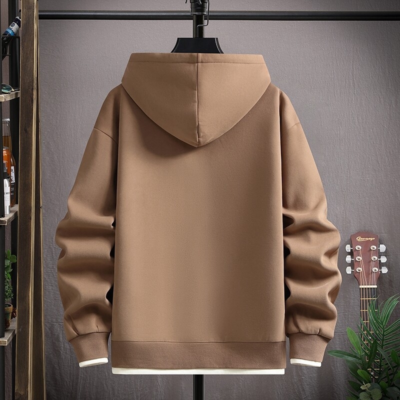 Tinédzser fiúknak kapucnis pulóver, ősz 2025 kiadás, pamut-poliészter keverék 53,6%/46,4%, lazán szabott, hímzett betűk, kenguru zseb