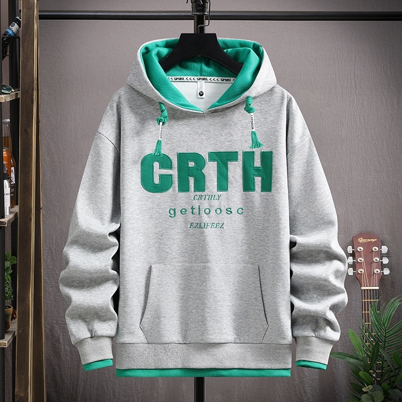 Tinédzser fiúknak kapucnis pulóver, ősz 2025 kiadás, pamut-poliészter keverék 53,6%/46,4%, lazán szabott, hímzett betűk, kenguru zseb