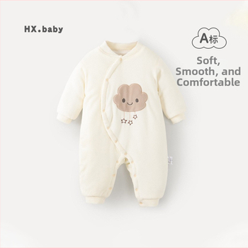 Kūdikio žieminis kombinezonas su poliesterio užpildymu, storas šilumos sluoksnis, ilgomis rankovėmis, be gobtuvo, diagoninis vienos eilės mygtukų užsegimas, 100% poliesteris, tinkamas naujagimiams 0–1 metų, iki 80 cm