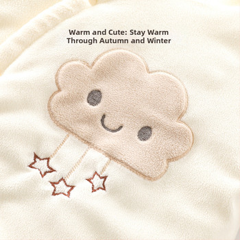 Kūdikio žieminis kombinezonas su poliesterio užpildymu, storas šilumos sluoksnis, ilgomis rankovėmis, be gobtuvo, diagoninis vienos eilės mygtukų užsegimas, 100% poliesteris, tinkamas naujagimiams 0–1 metų, iki 80 cm