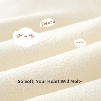 Kūdikio žieminis kombinezonas su poliesterio užpildymu, storas šilumos sluoksnis, ilgomis rankovėmis, be gobtuvo, diagoninis vienos eilės mygtukų užsegimas, 100% poliesteris, tinkamas naujagimiams 0–1 metų, iki 80 cm