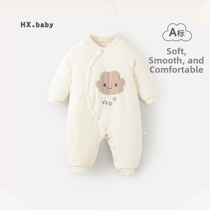 Kūdikio žieminis kombinezonas su poliesterio užpildymu, storas šilumos sluoksnis, ilgomis rankovėmis, be gobtuvo, diagoninis vienos eilės mygtukų užsegimas, 100% poliesteris, tinkamas naujagimiams 0–1 metų, iki 80 cm