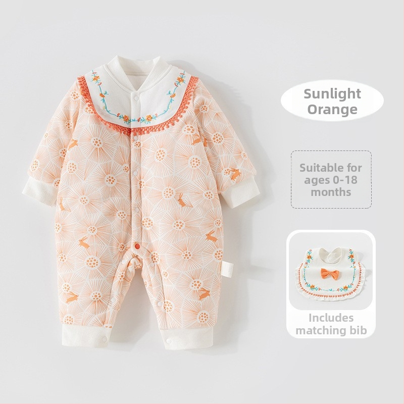 Kūdikio žieminis kombinezonas su poliesterio užpildymu, storas šilumos sluoksnis, ilgomis rankovėmis, be gobtuvo, diagoninis vienos eilės mygtukų užsegimas, 100% poliesteris, tinkamas naujagimiams 0–1 metų, iki 80 cm