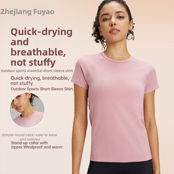 Lauko jogos marškinėliai moterims: kvėpuojantys, aukštos elastingumo ir greitai džiūstantys; audinys: cheminių pluoštų mišinys; sudėtis: 63% nailonas + 37% poliesteris; trumpomis rankovėmis; lieknas kirpimas; ilgis iki klubų; moterims.