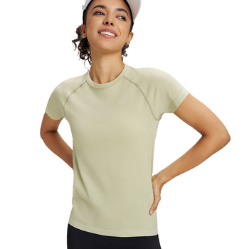 Lauko jogos marškinėliai moterims: kvėpuojantys, aukštos elastingumo ir greitai džiūstantys; audinys: cheminių pluoštų mišinys; sudėtis: 63% nailonas + 37% poliesteris; trumpomis rankovėmis; lieknas kirpimas; ilgis iki klubų; moterims.