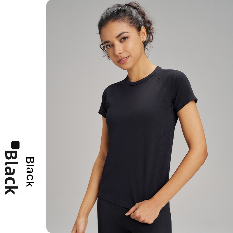 Lauko jogos marškinėliai moterims: kvėpuojantys, aukštos elastingumo ir greitai džiūstantys; audinys: cheminių pluoštų mišinys; sudėtis: 63% nailonas + 37% poliesteris; trumpomis rankovėmis; lieknas kirpimas; ilgis iki klubų; moterims.