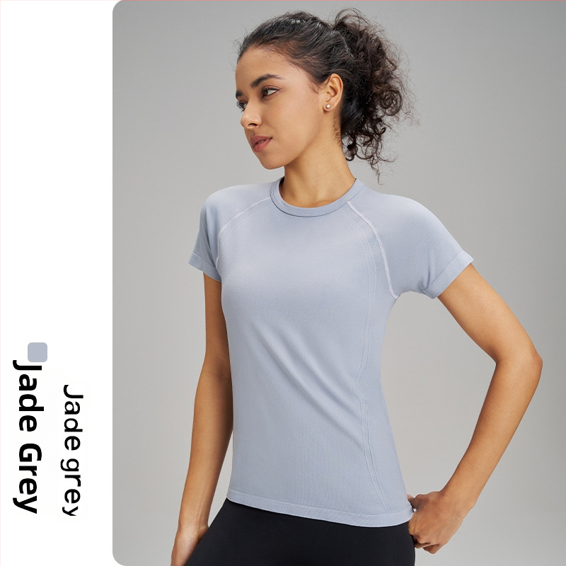 Lauko jogos marškinėliai moterims: kvėpuojantys, aukštos elastingumo ir greitai džiūstantys; audinys: cheminių pluoštų mišinys; sudėtis: 63% nailonas + 37% poliesteris; trumpomis rankovėmis; lieknas kirpimas; ilgis iki klubų; moterims.