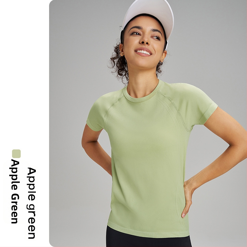 Lauko jogos marškinėliai moterims: kvėpuojantys, aukštos elastingumo ir greitai džiūstantys; audinys: cheminių pluoštų mišinys; sudėtis: 63% nailonas + 37% poliesteris; trumpomis rankovėmis; lieknas kirpimas; ilgis iki klubų; moterims.