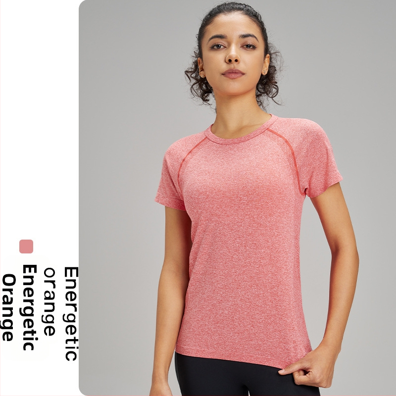 Lauko jogos marškinėliai moterims: kvėpuojantys, aukštos elastingumo ir greitai džiūstantys; audinys: cheminių pluoštų mišinys; sudėtis: 63% nailonas + 37% poliesteris; trumpomis rankovėmis; lieknas kirpimas; ilgis iki klubų; moterims.