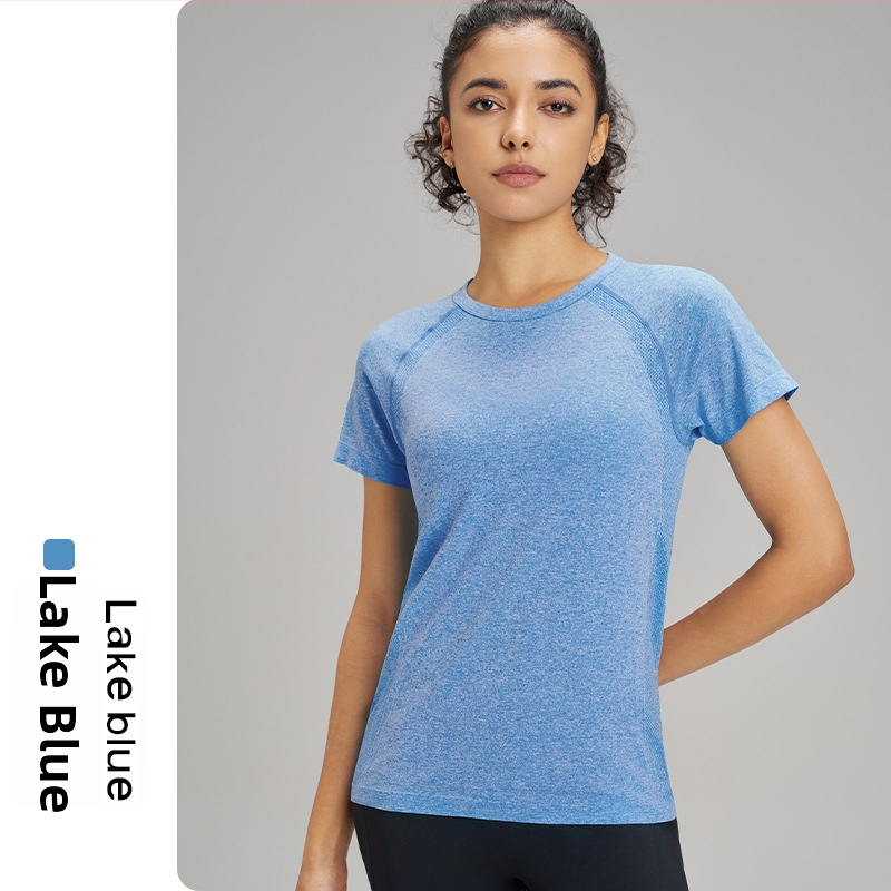 Lauko jogos marškinėliai moterims: kvėpuojantys, aukštos elastingumo ir greitai džiūstantys; audinys: cheminių pluoštų mišinys; sudėtis: 63% nailonas + 37% poliesteris; trumpomis rankovėmis; lieknas kirpimas; ilgis iki klubų; moterims.