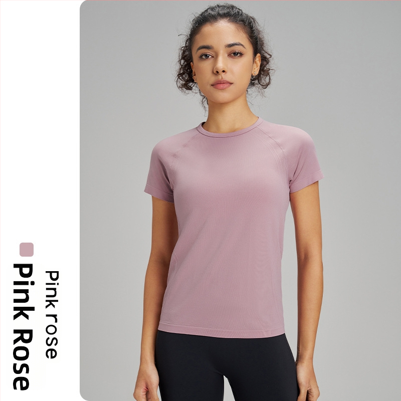 Lauko jogos marškinėliai moterims: kvėpuojantys, aukštos elastingumo ir greitai džiūstantys; audinys: cheminių pluoštų mišinys; sudėtis: 63% nailonas + 37% poliesteris; trumpomis rankovėmis; lieknas kirpimas; ilgis iki klubų; moterims.