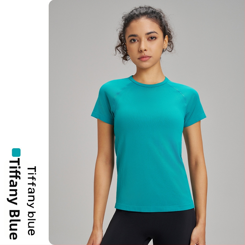 Lauko jogos marškinėliai moterims: kvėpuojantys, aukštos elastingumo ir greitai džiūstantys; audinys: cheminių pluoštų mišinys; sudėtis: 63% nailonas + 37% poliesteris; trumpomis rankovėmis; lieknas kirpimas; ilgis iki klubų; moterims.