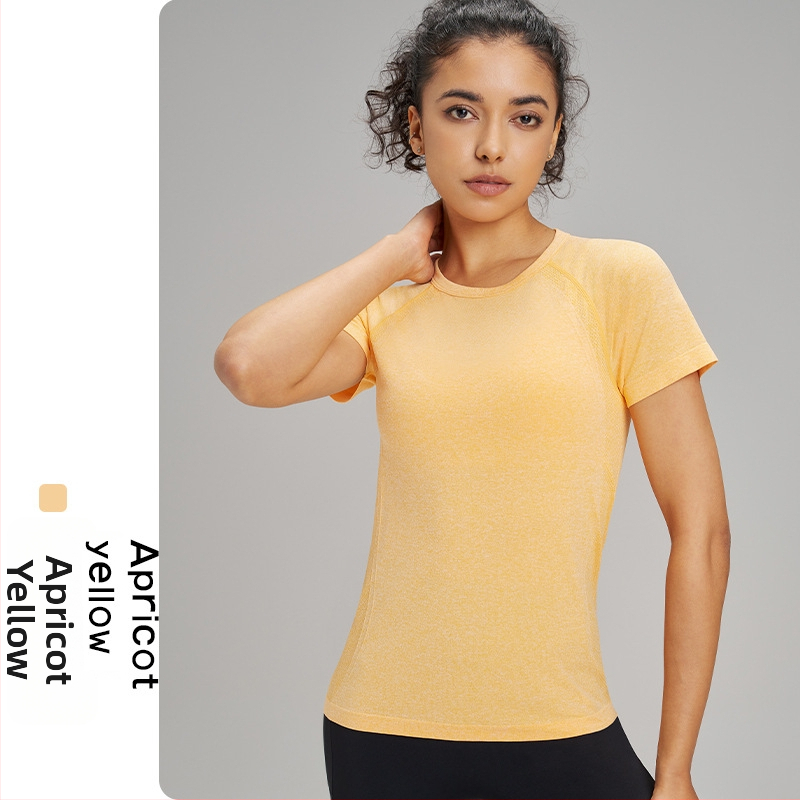 Lauko jogos marškinėliai moterims: kvėpuojantys, aukštos elastingumo ir greitai džiūstantys; audinys: cheminių pluoštų mišinys; sudėtis: 63% nailonas + 37% poliesteris; trumpomis rankovėmis; lieknas kirpimas; ilgis iki klubų; moterims.