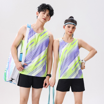 Csíkos futó mellény, 100% poliészter, lélegző és gyorsan száradó, pályára és atlétikához