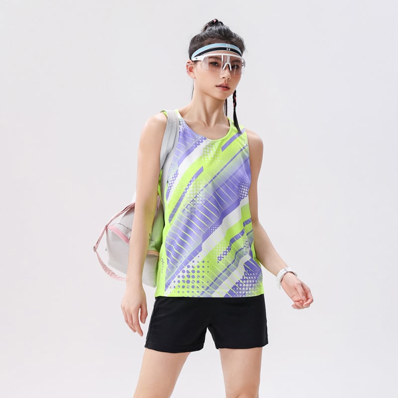 Csíkos futó mellény, 100% poliészter, lélegző és gyorsan száradó, pályára és atlétikához