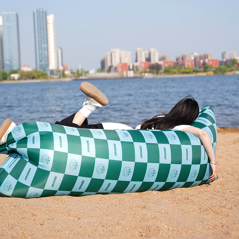 Nafukovacie lôžko s polyestrovým povrchom, ľahké 0,55 kg, nosnosť 200 kg