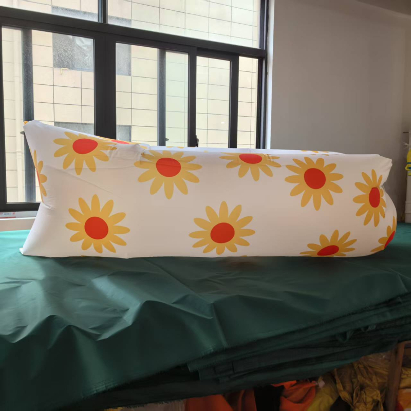 Nafukovacie lôžko s polyestrovým povrchom, ľahké 0,55 kg, nosnosť 200 kg