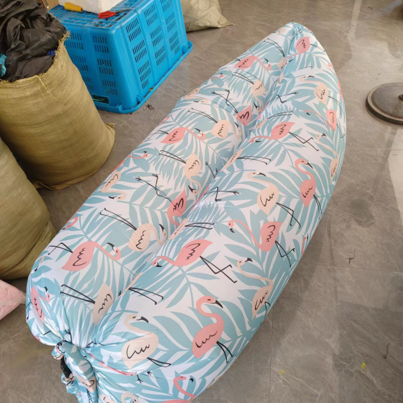 Nafukovacie lôžko s polyestrovým povrchom, ľahké 0,55 kg, nosnosť 200 kg