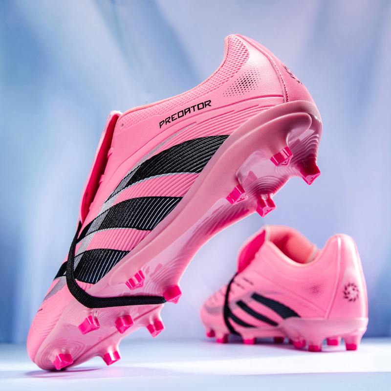 Nogometne tenisice za travu, za treninge i utakmice, bez vezivanja, niski vrh, gornji dio od sintetičke kože, unutarnji dio mreža, potplat od prirodne gume, prozračna tehnologija, pogodne za prirodnu i umjetnu travu.