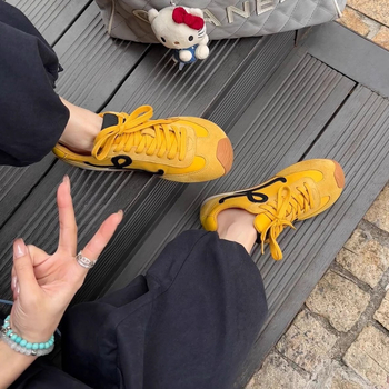 Női edzőcipő – balett-stílusú retro, színblokkal ellátott dizájn, magasságot növelő, bőr felsőrés, fűzős zárás, alacsony topp