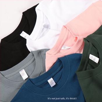 100% pamutból készült póló, kereknyakú, rövid ujjú, laza szabás, nehéz anyag