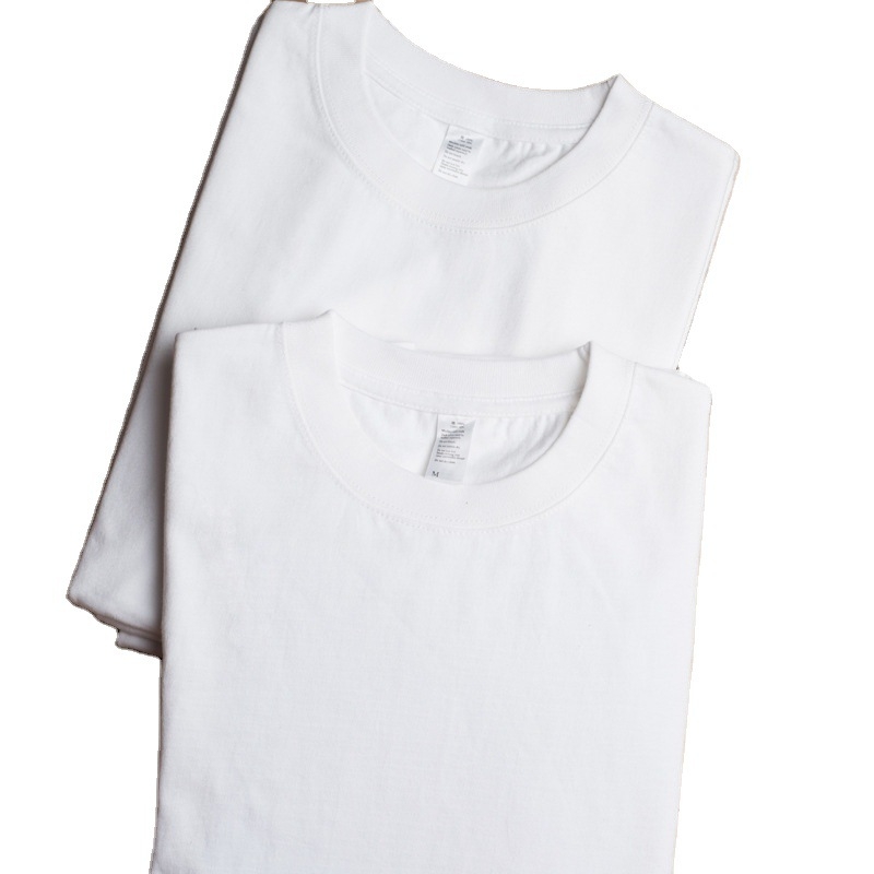 100% pamutból készült póló, kereknyakú, rövid ujjú, laza szabás, nehéz anyag