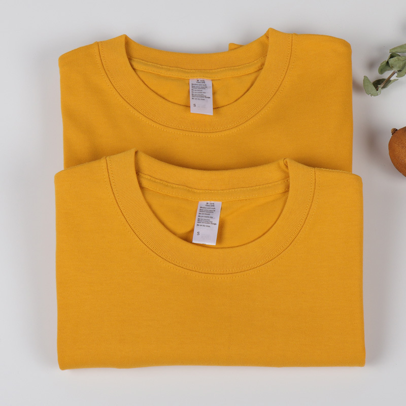 100% pamutból készült póló, kereknyakú, rövid ujjú, laza szabás, nehéz anyag