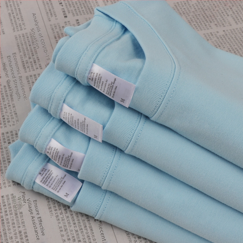 100% pamutból készült póló, kereknyakú, rövid ujjú, laza szabás, nehéz anyag