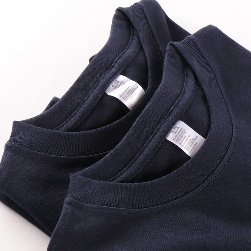 100% pamutból készült póló, kereknyakú, rövid ujjú, laza szabás, nehéz anyag