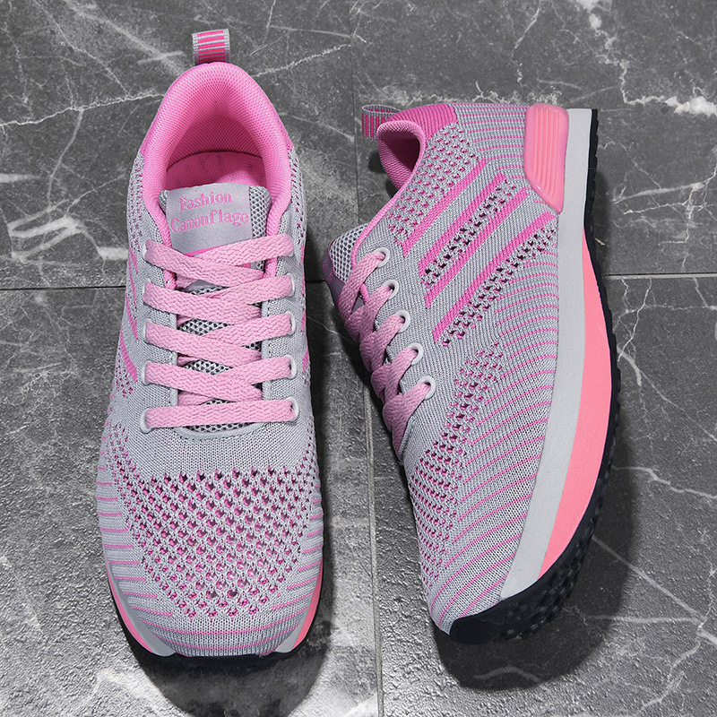 Visszafelé járáshoz tervezett sportcipő — hálós felsőrész, gumi talp, alacsony sarok 1–3 cm, magas felső rész 3–7 cm, fűző elöl